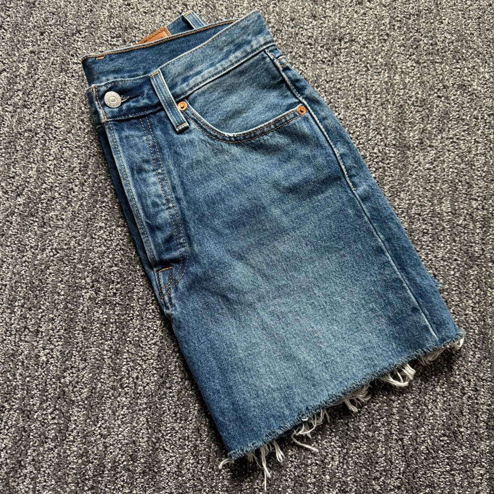 Levi’s Denim Deconstructed Mini Skirt w/ Raw Hem Size 26 Boho Y2K Indie 80s 90s - Picture 3 of 9